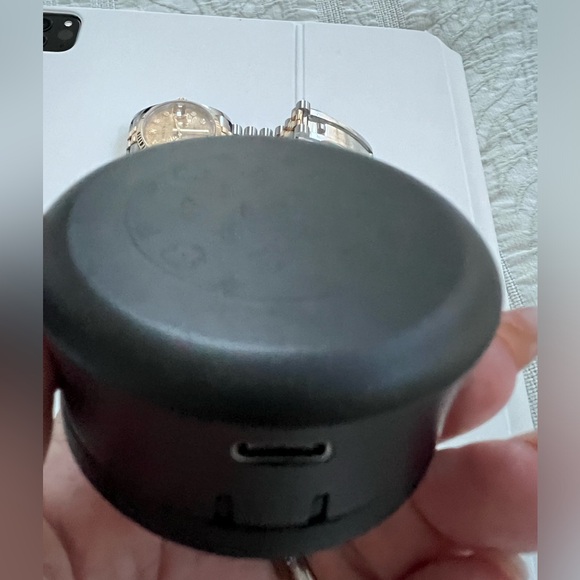 Louis Vuitton βοΈπ€β€οΈ Horizon earbuds β₯οΈβ«οΈ - Picture 5 of 7